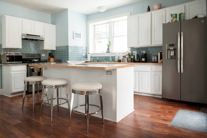 Historic Chicago Home in the Heart of Rogers Park gallery image 4