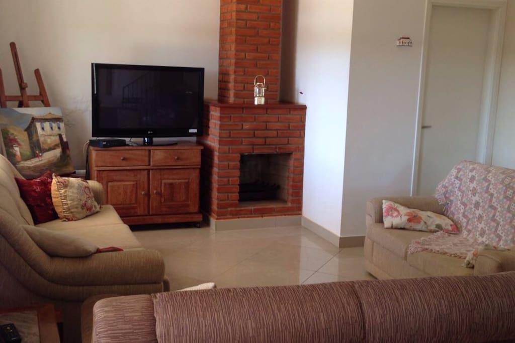 sala de TV com lareira