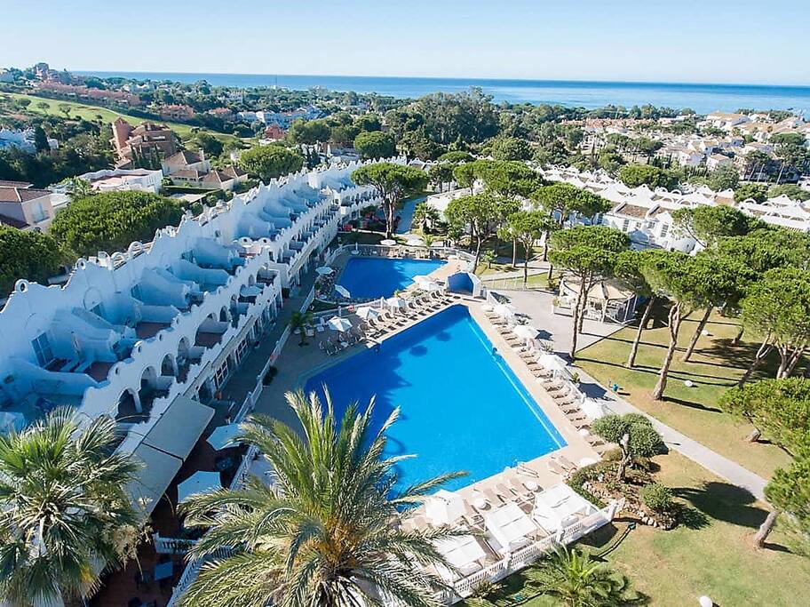 Vue aérienne sur le magnifique complexe 4 étoiles et la mer toute proche.Il y a trois piscines: deux extérieures et une piscine couverte et intérieure.
