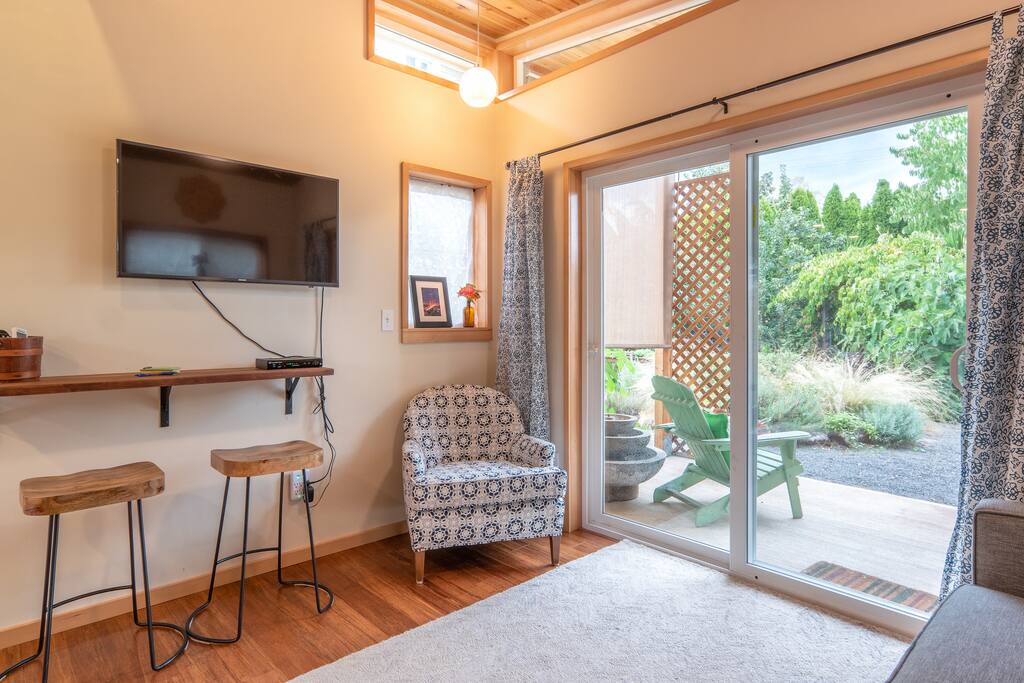 Cable, smart tv. Counter and chairs to eat your take out on. Reading nook.