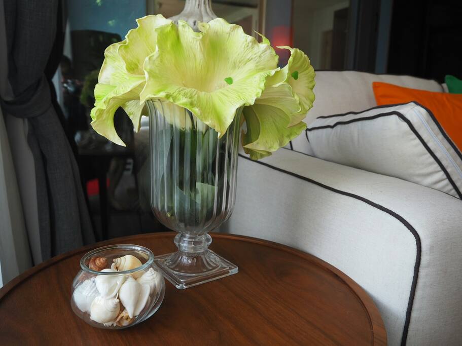 LUXURY, FUN, CHIC, CHARMINGLY DECORATED LIVING ROOM