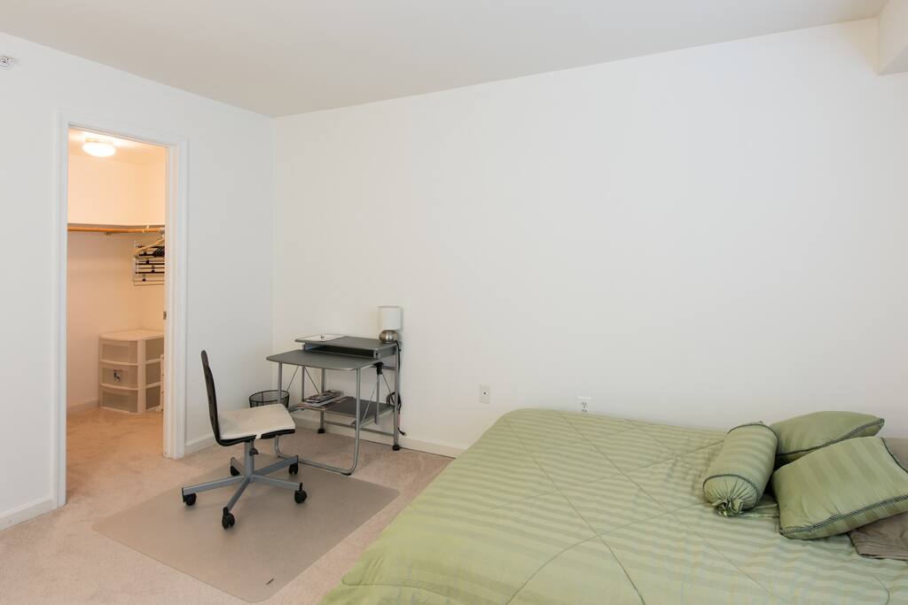 Cuarto de huesped con escritorio, cuarto de closet y baño privado