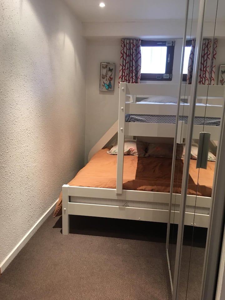 O quarto com beliches, 140 cm no andar de baixo e 90 cm no andar de cima.