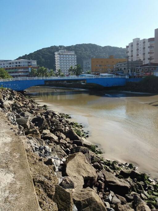 Ponte do centrinho onde tem feira de artesanato