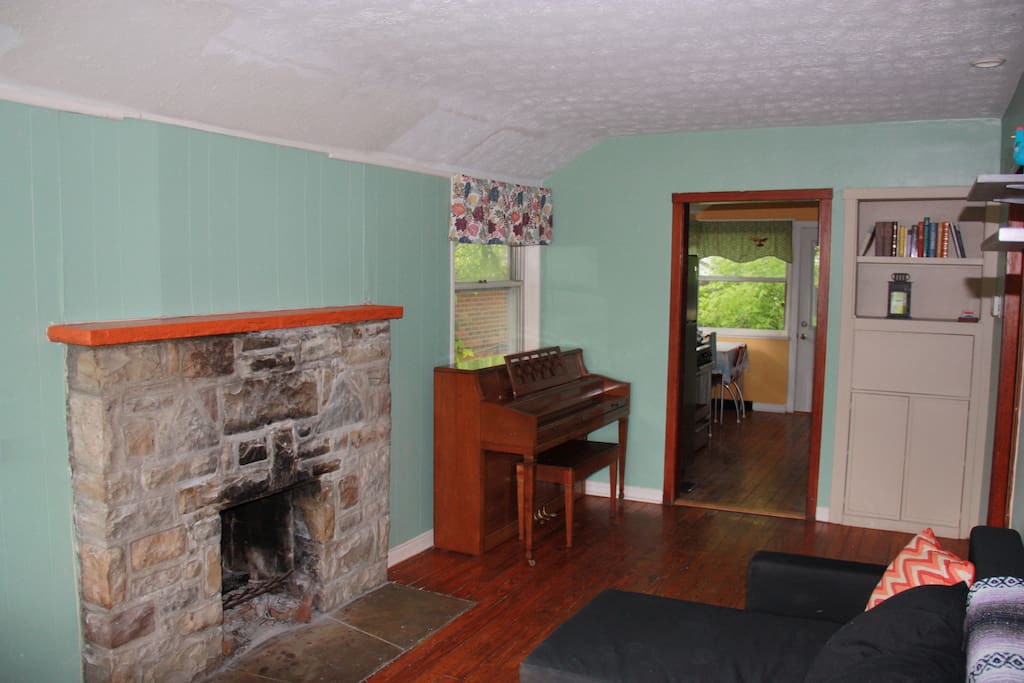Living room (view to kitchen)