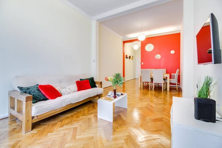 Sunny two-bedroom apartment in Monserrat