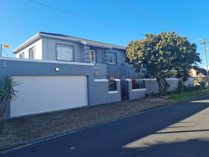 Spacious, charming Rondebosch East Guest House. - Houses for Rent in ...