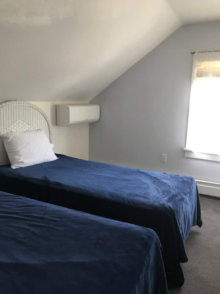 Спалня с 2 единични легла