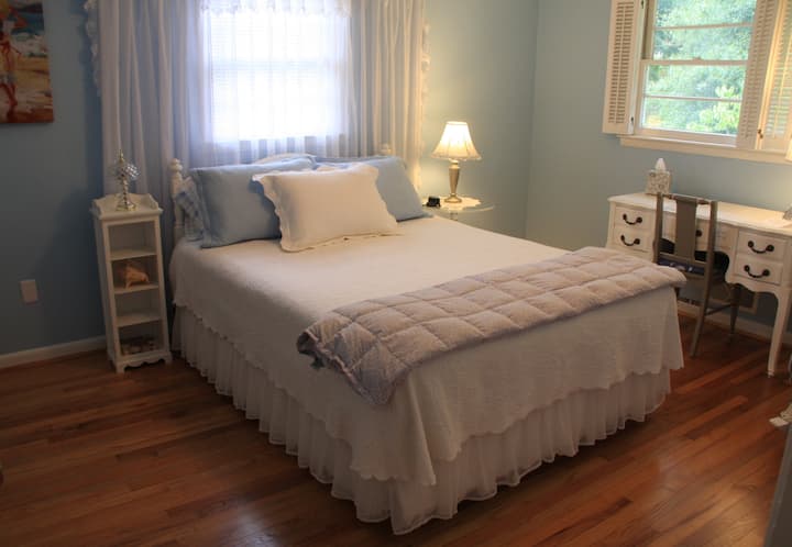 Clean, Comfy, Roomy 3BR/2BA Home - 13min to UGA