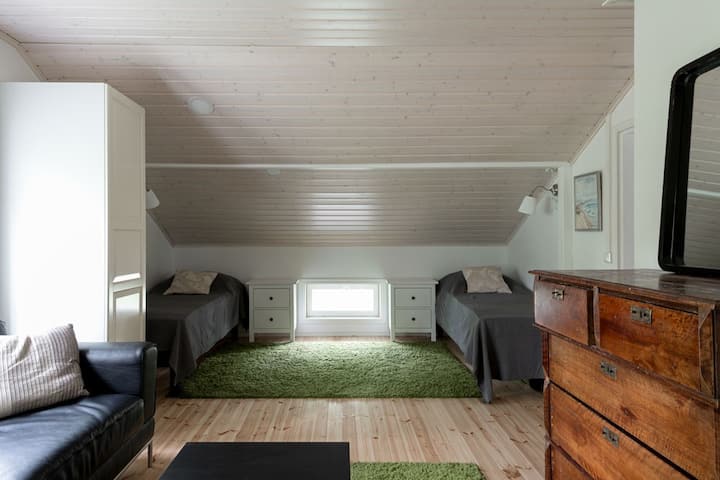 Ison makuuhuoneen erillissängyt, jotka voidaan helposti yhdistää yhdeksi 160 cm parisängyksi. Yöpöydät ja lukuvalot kummallekin makuupaikalle.