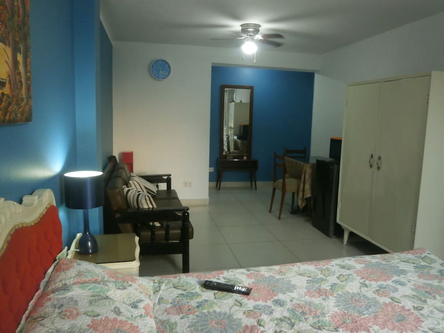 Habitación amplia con zona de estar.