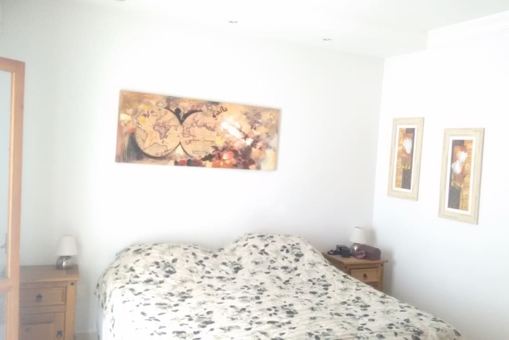 Quarto de casal, cama king Size com ar condicionado