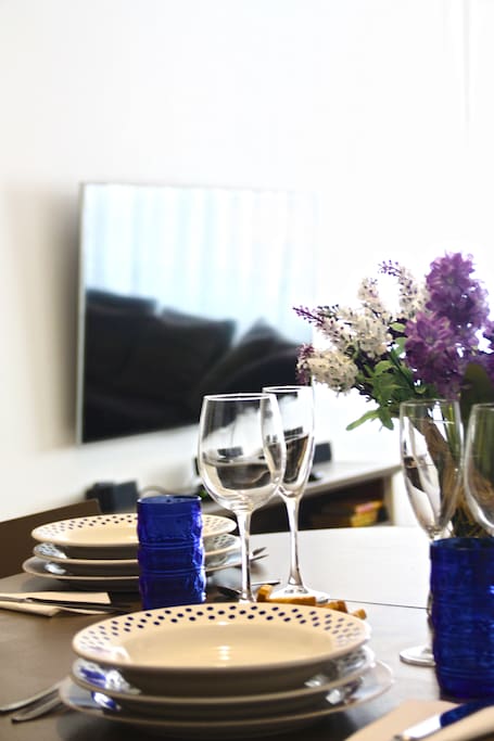 55" Flat screen TV, dining table setup / TV de 55 pulgadas y montaje del comedor