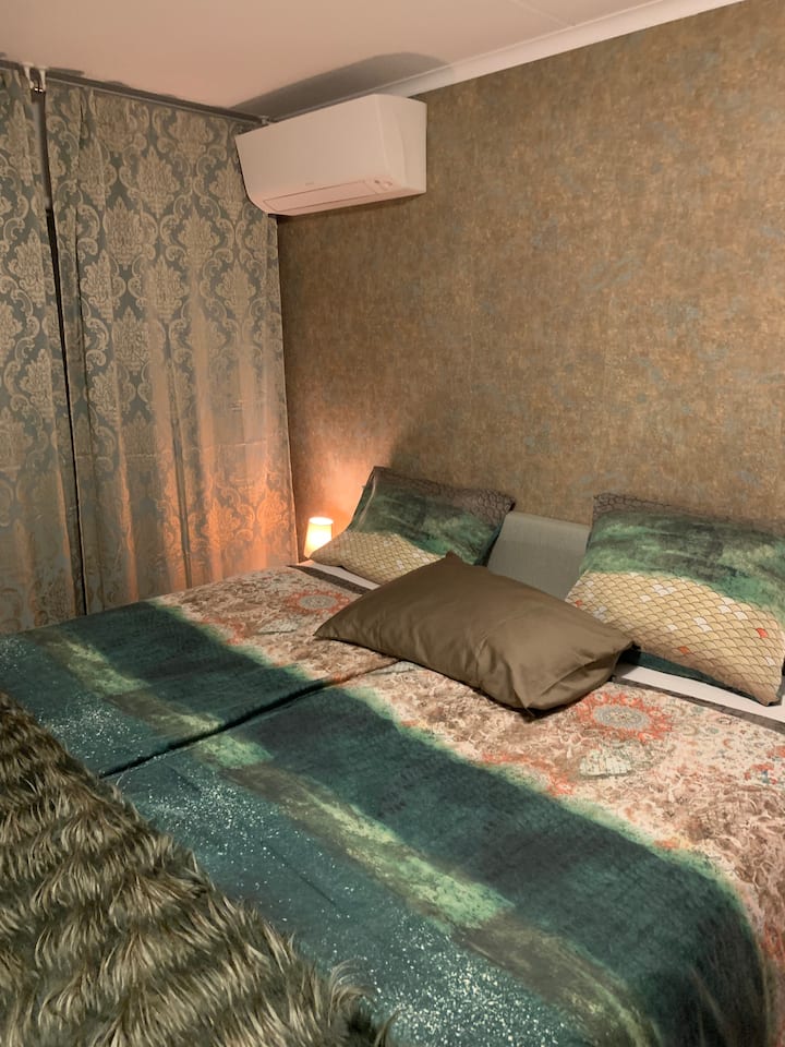 Dormitorio principal con cama king size 200x220 
caja fuerte, televisión, Netflix y airco
la cama se puede separar en dos camas para una persona