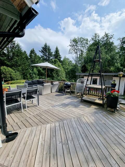 Nice cottage with large patio near Lake Vättern