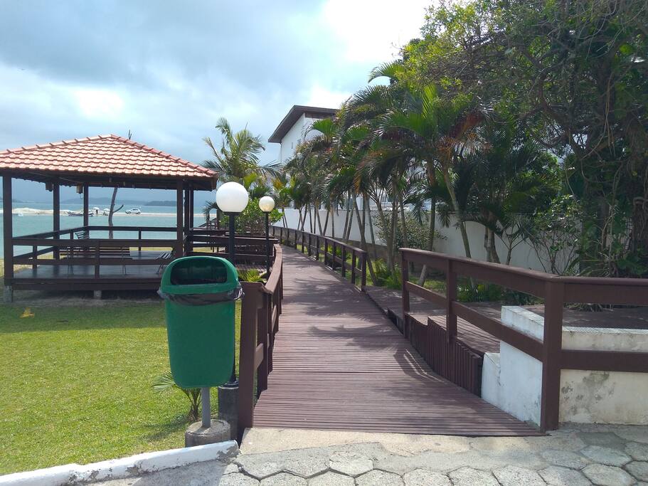 Deck de leitura em frente ao Mar