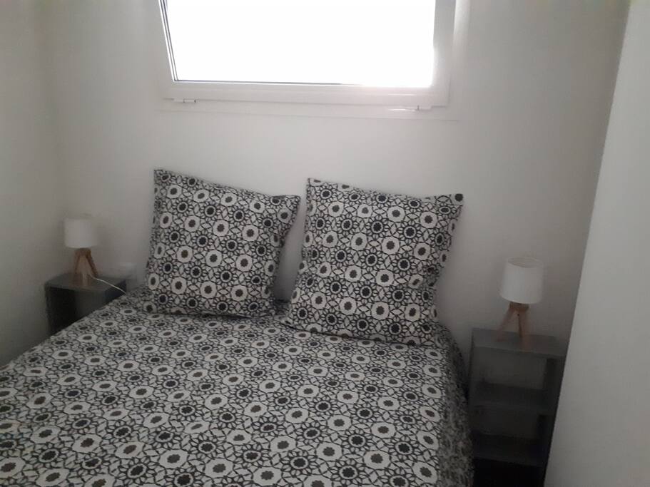 Chambre avec grand placard et lit coffre avec un très bon matelas.
Master bedroom with good mattress and big storage underneath the bed.