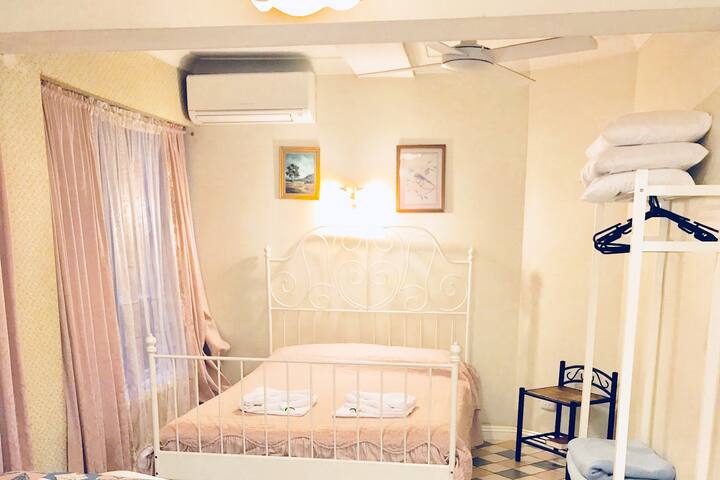 Inner-city 4 bedroom, 4 bath apt free wifi&parking