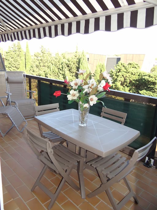 Grand balcon-Vue dégagée - Sans vis à vis - Idéal pour la sieste dans les Relax.
