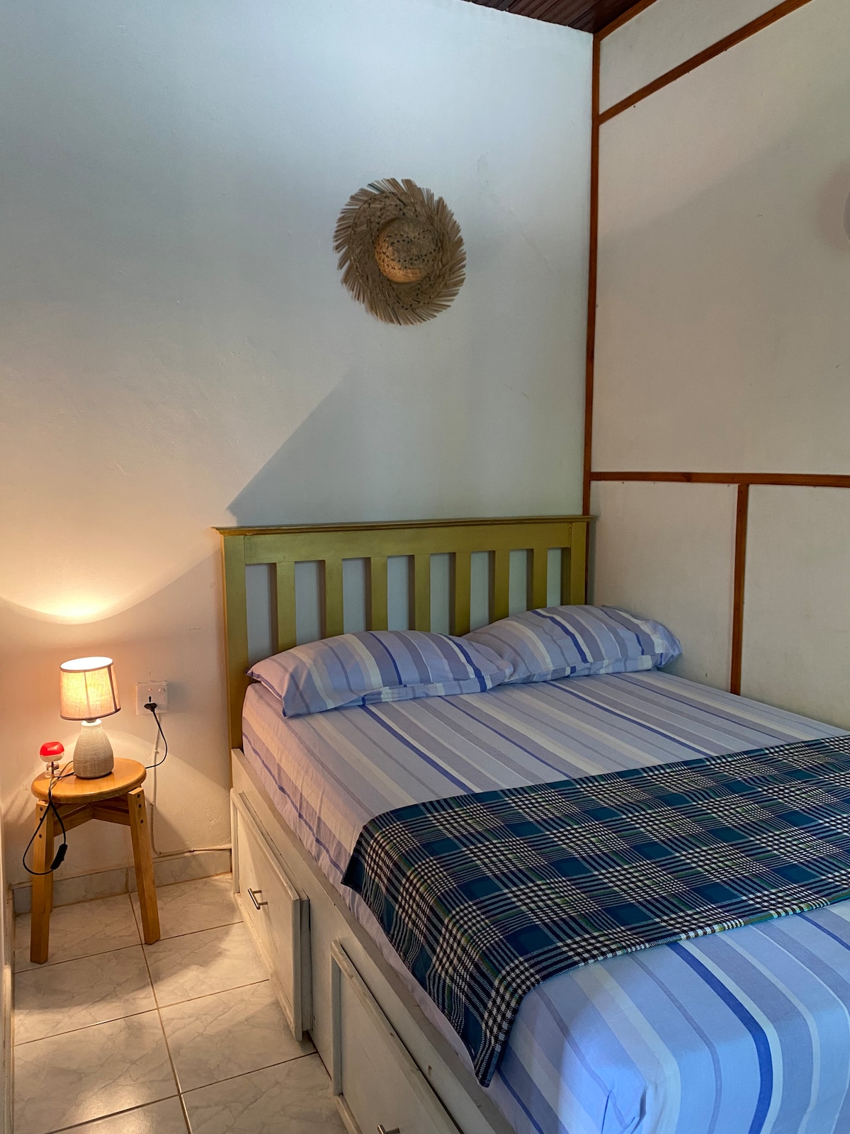 Malá spálňa s ventilátorom a pripojenou kúpeľňou 