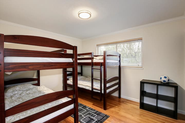 Kids room with 2 bunks