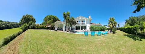 Ideal villa near ocean, mountains and golf courses