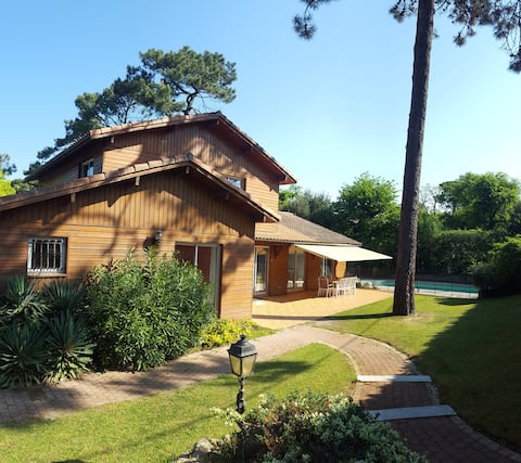 Villa with pool 1 km from Pereire Beach