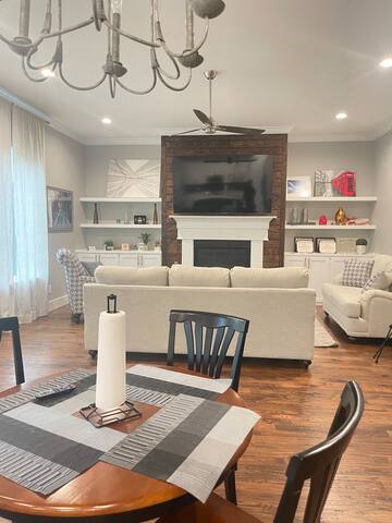 Spacious 5-br house in beautiful Dallas with AC gallery image 2