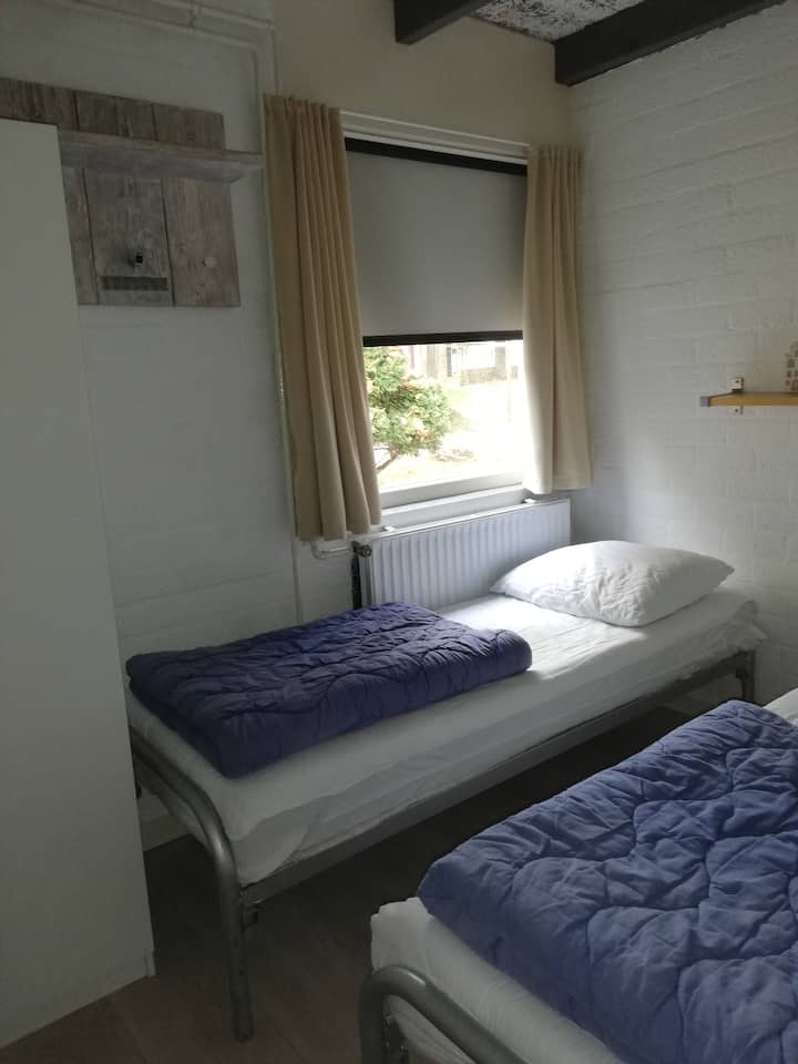 Chambre avec 2 lits simples et penderie côté sud.