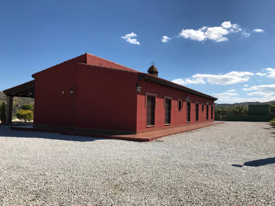 Zona trasera casa (parking vivienda)
