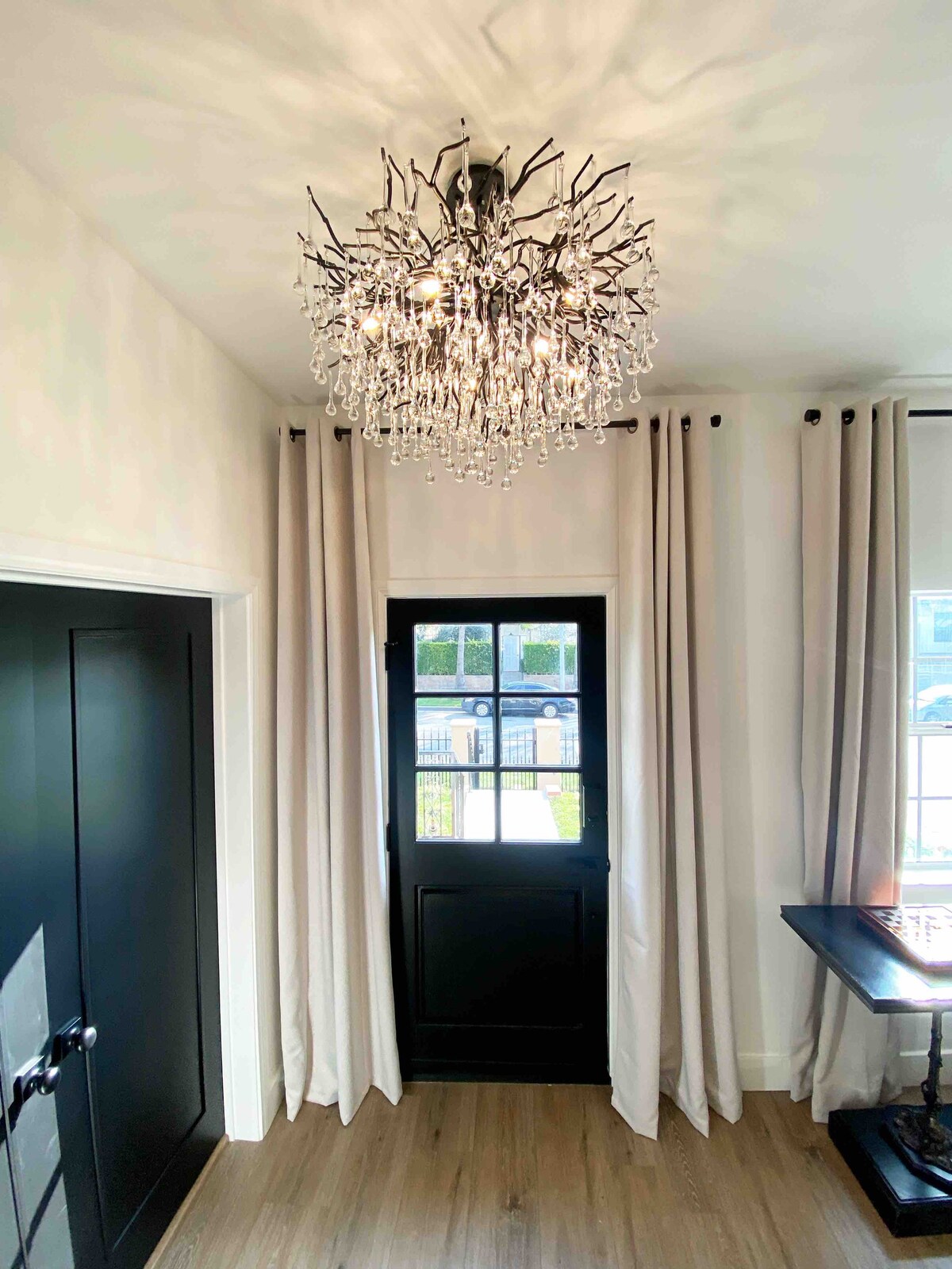 Popular Airbnb listing: WeHo meets Melrose Arts District in Fairfax