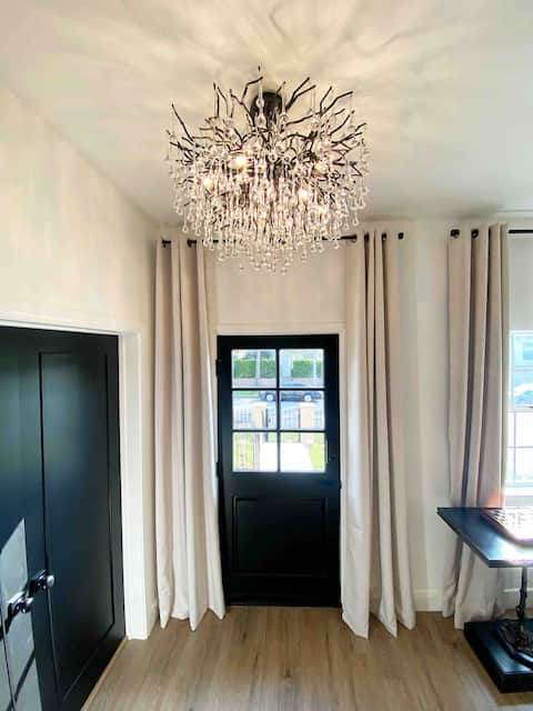Popular Airbnb listing: WeHo meets Melrose Arts District in Fairfax