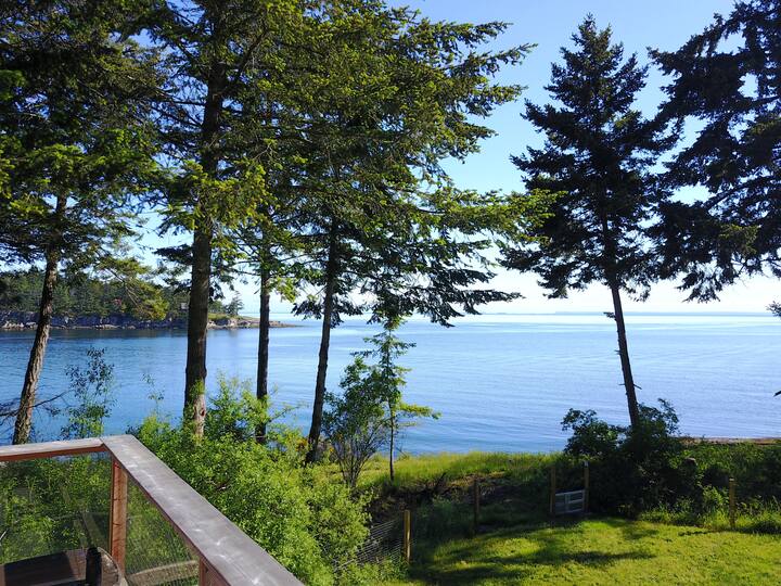 Bellhouse Seaside Cottage - Waterfront Galiano - Cabins for Rent in
