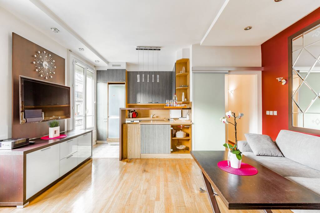 Cuisine totalement équipée : four, micro ondes, frigo, congélateur, cafetière, bouilloire, lave-vaisselle