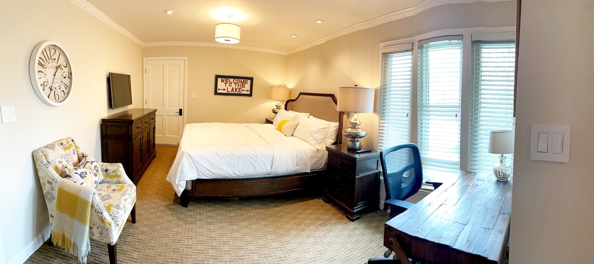 Влезте в отделната спалня.  Разполага с много скрин, монтиран на стената HD телевизор и малък офис, с изглед към залеза от бюрото!