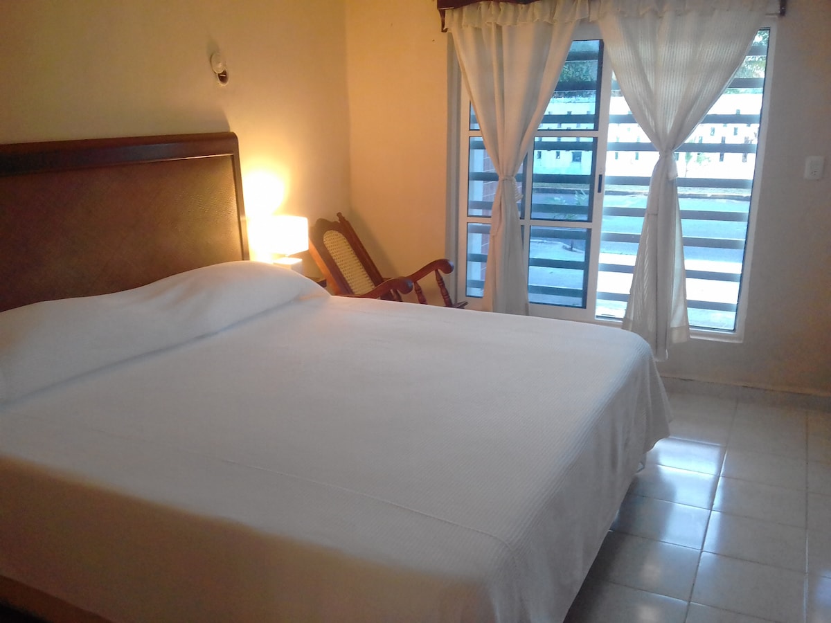 Bračni krevet (180x200) i stolica za ljuljanje