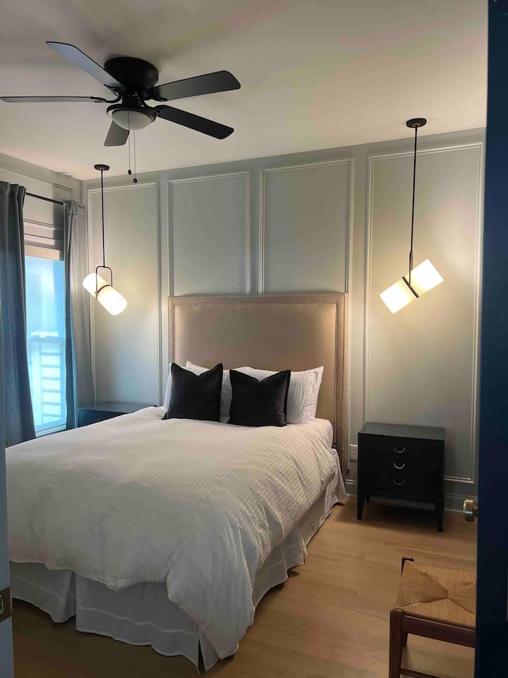 Სასტუმრო საძინებელი 2: ფართო და სუფთა სასტუმრო

საძინებელში დგას საწოლი, ბუნებრივი განათება და ბარგის შესანახი თაროები თქვენი ბარგისთვის.  Დიდი კარადა გთავაზობთ დამატებით სათავსოებს თქვენი სტუმრობისთვის.