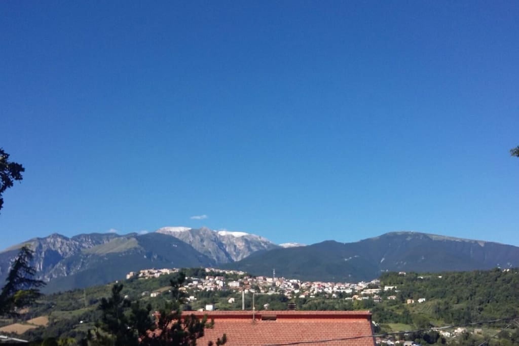 Il borgo di Guardiagrele e sullo sfondo la Maiella