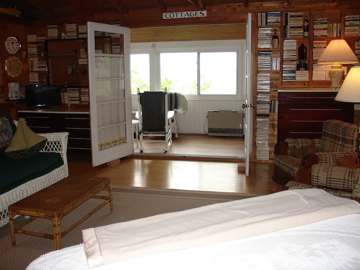 Поглед од креветот на викендичката Point Cottage