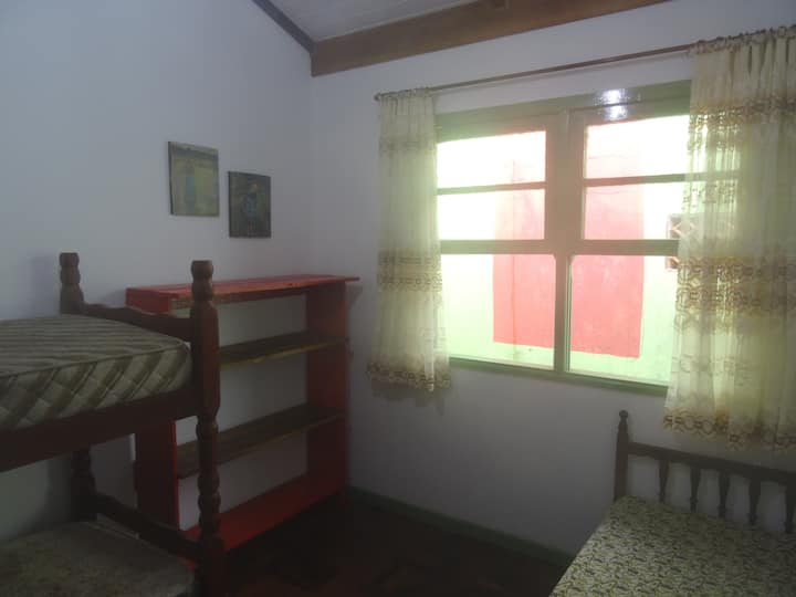 Dhoma 2, me një krevat marinari dhe një krevat tek.