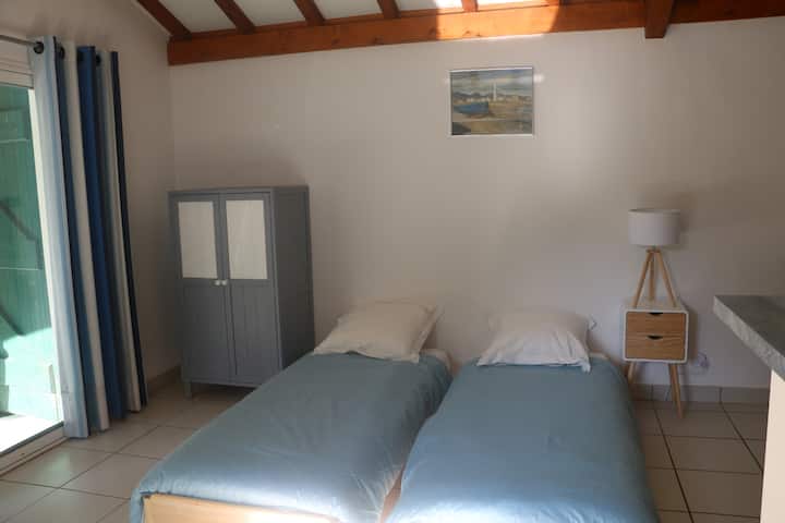 camas separadas en la sala de estar