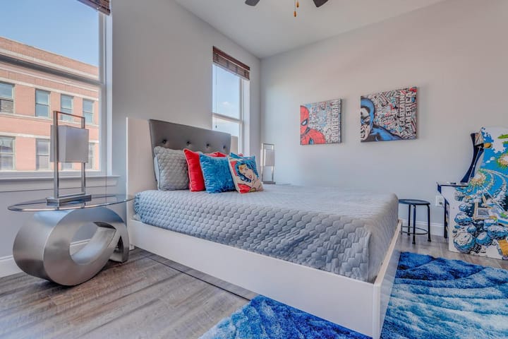 Dormitorio 3

Baño completo en suite con ducha, TV de alta definición de 50 pulgadas, Firestick, Netflix, juegos clásicos populares