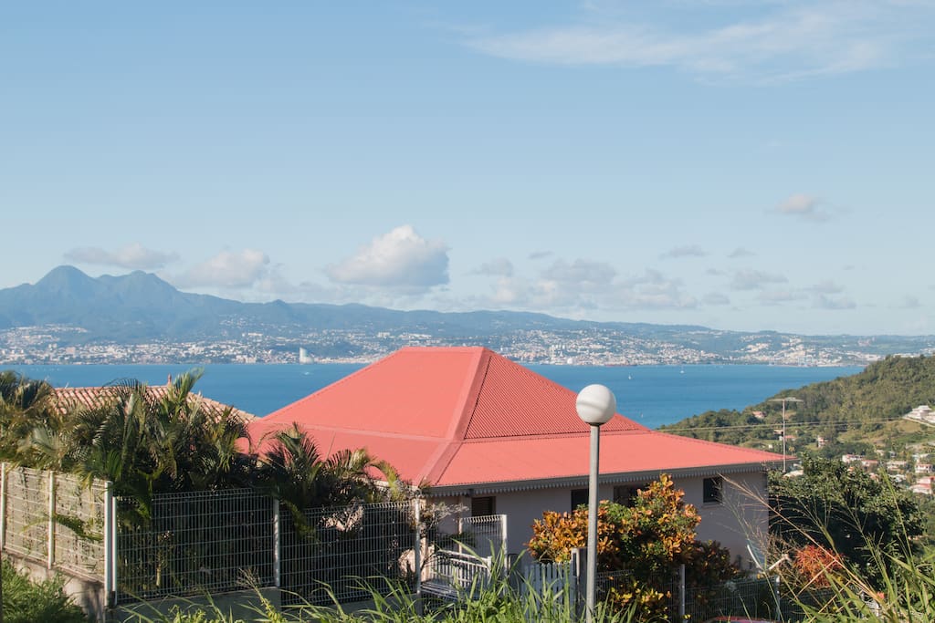 vue baie de Fort de France de derrière la maison.