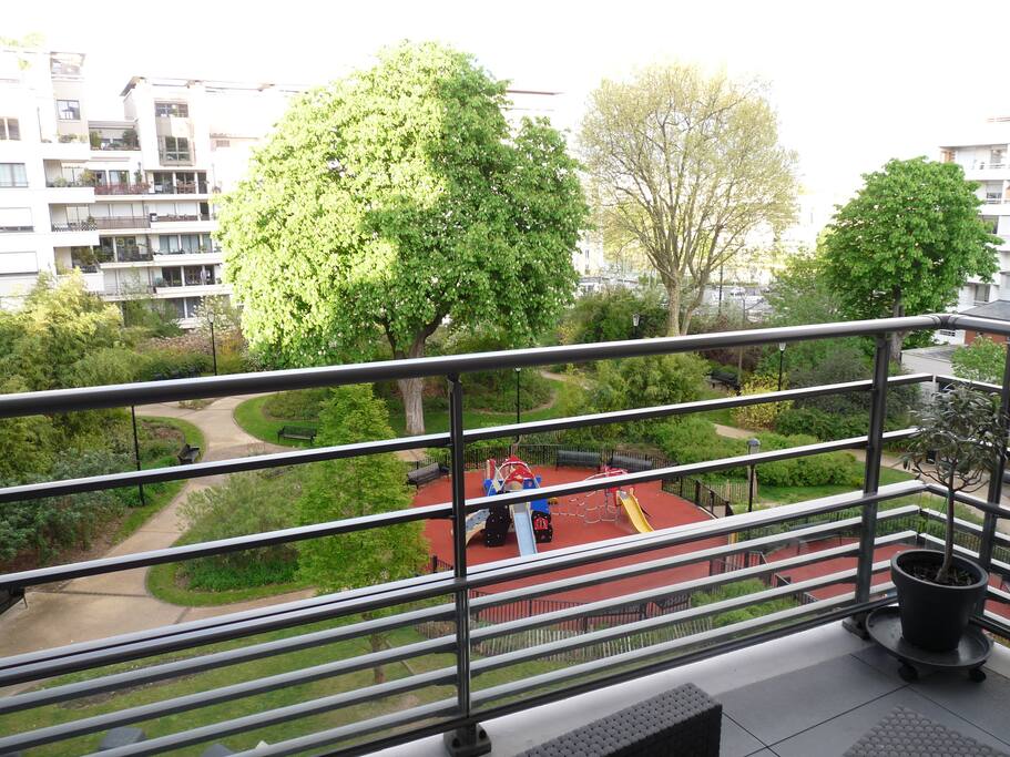 Vue sur square avec jeux enfants