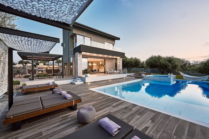 Minimal design, 70 sq.m. heated pool, full privacy