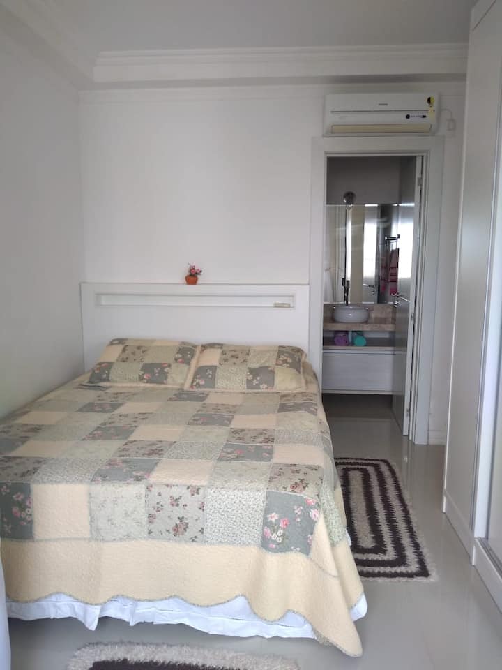 جناح بسرير بحجم كوين ومكيف هواء ونافذة تطل على البحر.