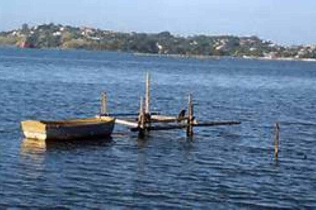 O condominio fica do lado da Lagoa de Saquarema.