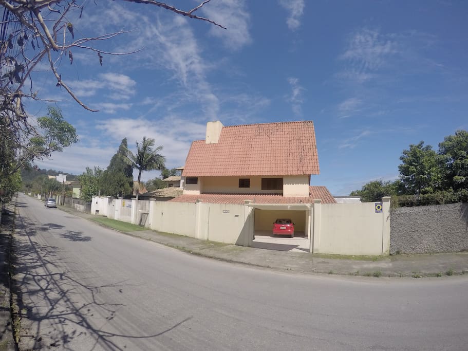 A entrada da parte da frente da casa!
