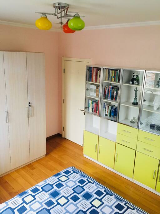 Bedroom View -
Door & bookshelf 门和书架
