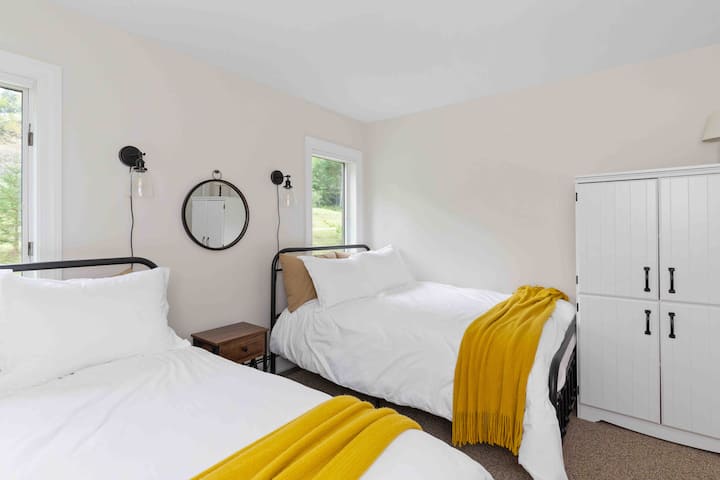 ¡Dormitorio doble con hermosas vistas de las flores silvestres de Dublín para el verano y nevada para el invierno! El armario y el armario permiten un amplio almacenamiento para varios huéspedes.